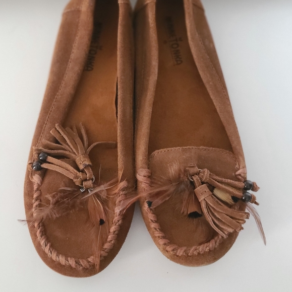 minnetonka slip on
